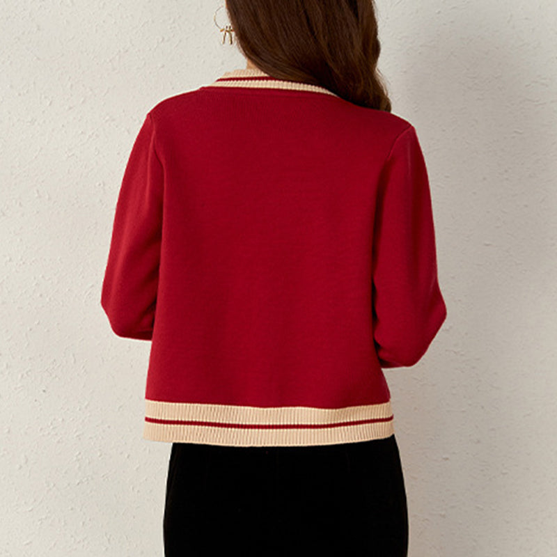 vue de dos du gilet preppy en laine pour femme, modèle lise, couleur rouge avec bordures contrastées