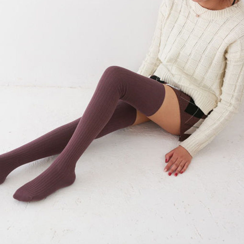 chaussettes hautes mi cuisses femme en laine et coton, couleur marron, portées avec pull blanc et short noir