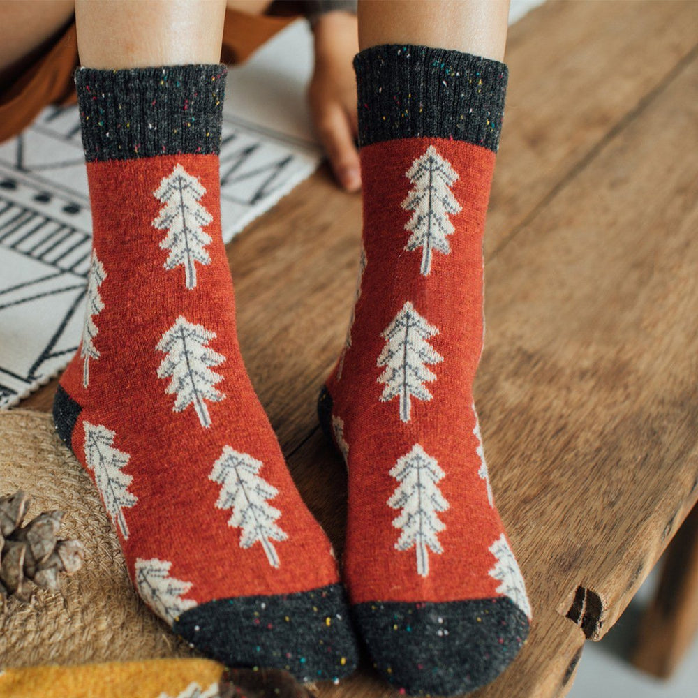 Chaussettes de Noël rouges pour femme avec motif sapin, parfaites pour l'hiver et les fêtes de fin d'année.
