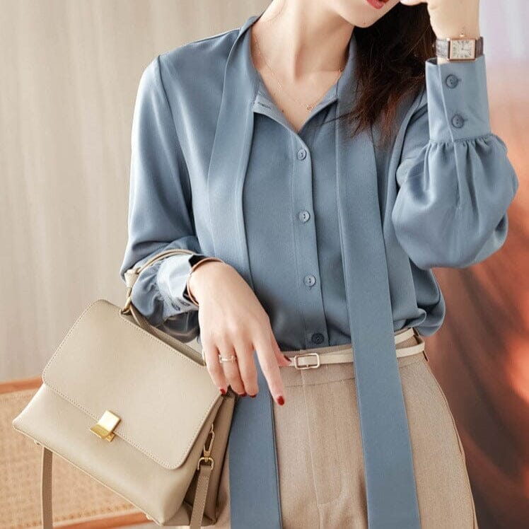 chemise bleu à manches longues avec noeud papillon, chemisier élégant et féminin avec sac à main beige pour femme