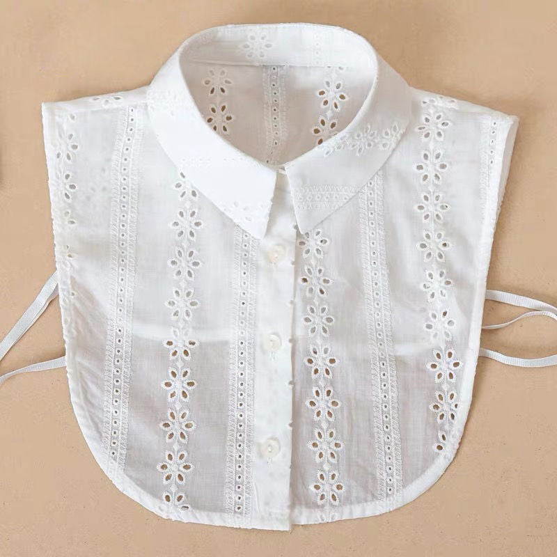 Col de chemise amovible en dentelle blanche avec boutons, idéal pour ajouter une touche élégante à n'importe quelle tenue.