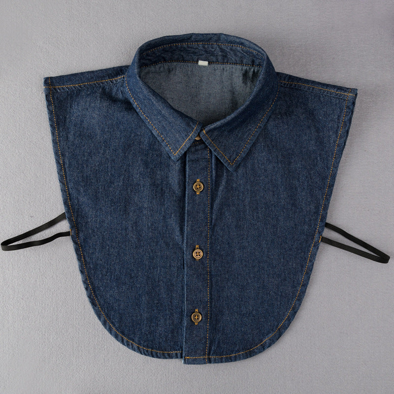 col de chemise amovible pour femme en denim bleu avec boutons marron clair et bords surpiqués, pratique et tendance