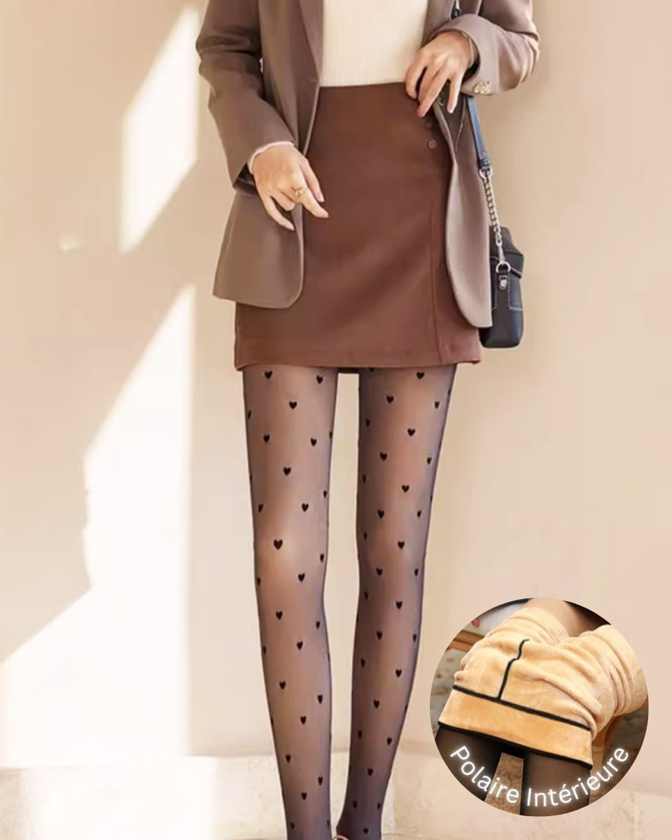 collant coeur doublé polaire, femme portant une jupe marron et des collants noirs avec motifs coeur et doublure polaire