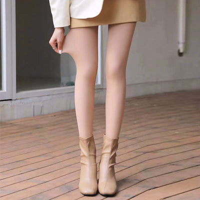 Femme portant Collant Polaire Couleur Chair Beige clair Jusqu'à 0°C - Les Petits Imprimés