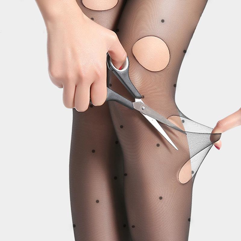 collants infilables pois noirs testés avec des ciseaux pour leur résistance et durabilité, conçus avec des motifs élégants