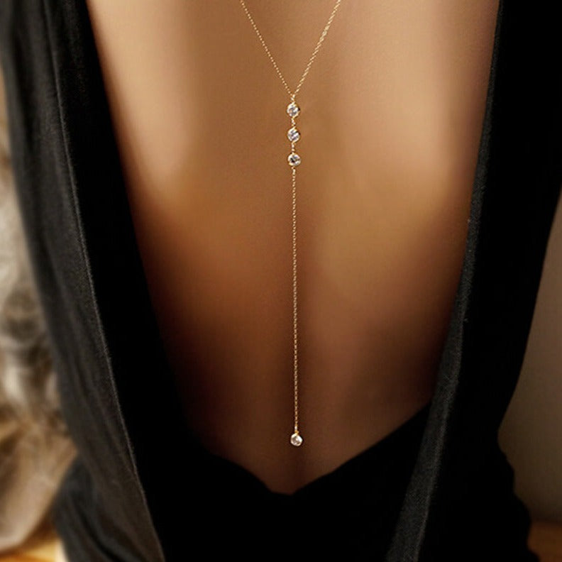 collier dos femme en or avec pendentif en diamants, élégant et raffiné, parfait pour les tenues habillées ou décontractées