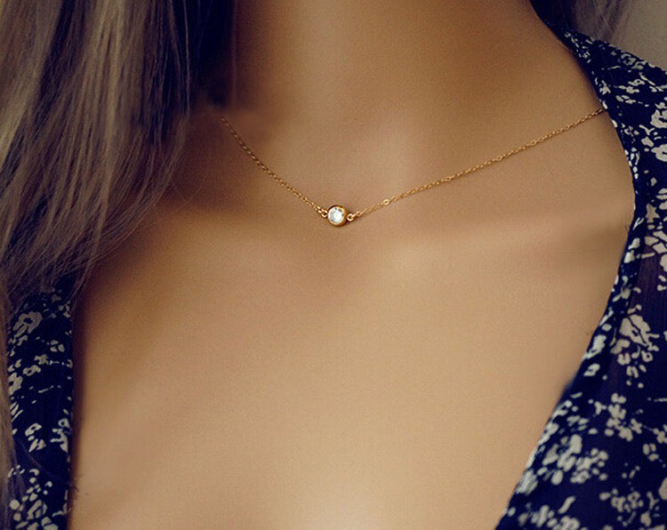 collier de dos délicat en or avec un pendentif diamant brillant, parfait pour les occasions spéciales et les soirées élégantes