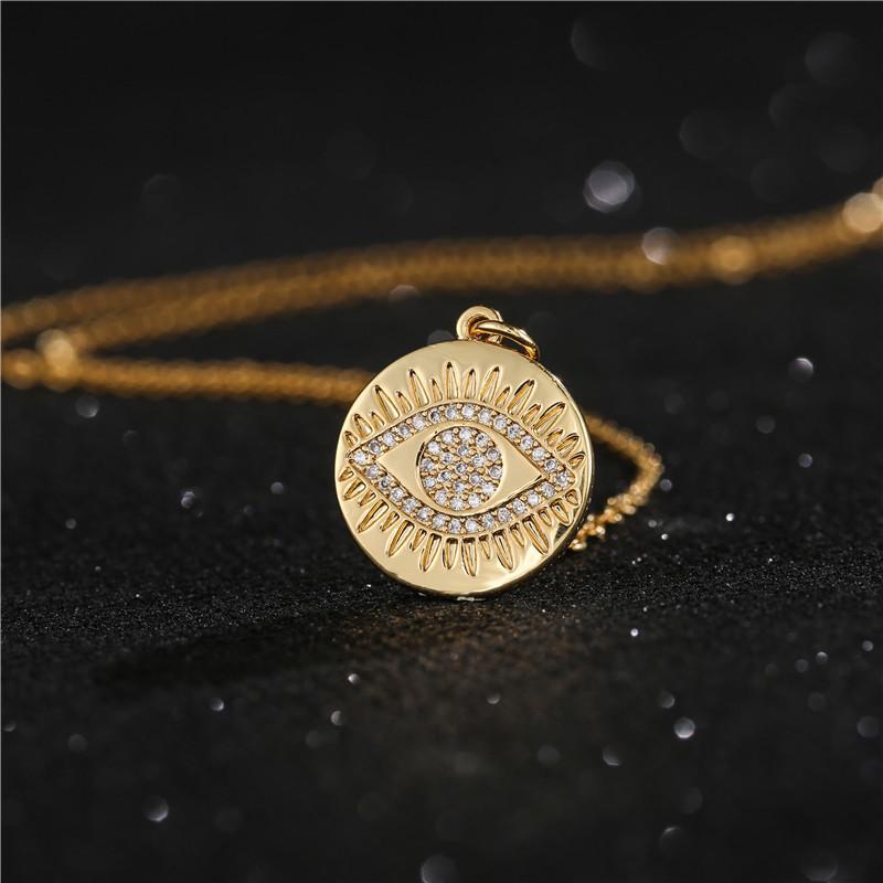 collier pendentif doré pour femme avec motif oeil serti de pierres brillantes sur une chaîne délicate