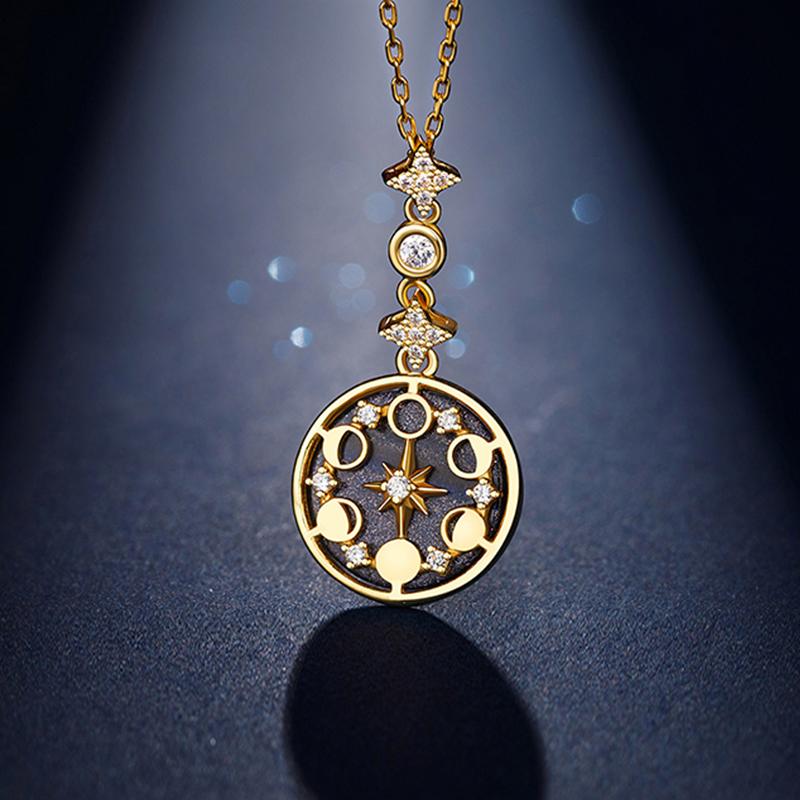 Collier médaillon or avec cycles lunaires et ciel étoilé symbolisant le cosmos, idéal pour femme, ajout élégant et mystique.