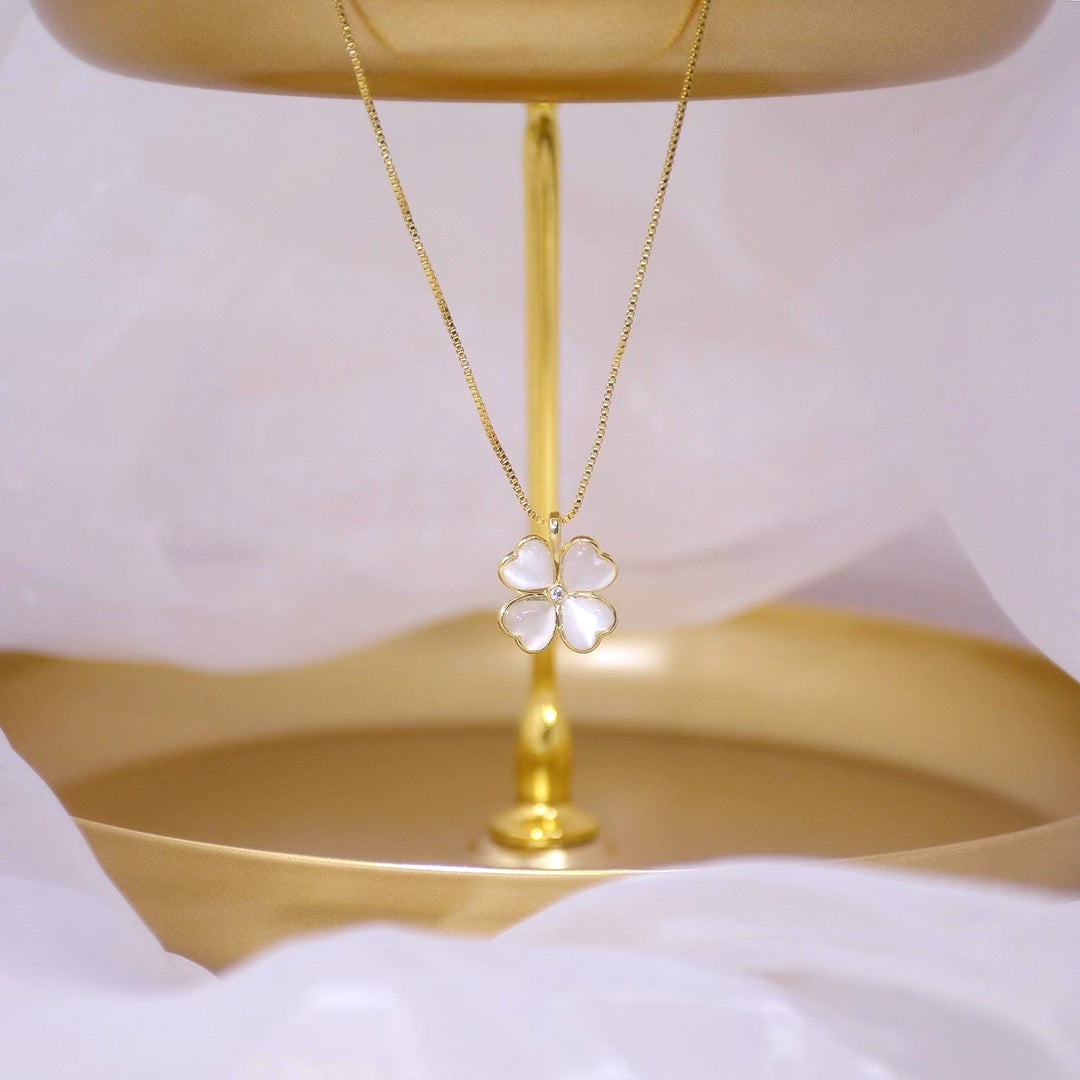 collier trèfle nacré avec pendentif en forme de fleur à quatre feuilles sur une chaîne en or élégant et raffiné