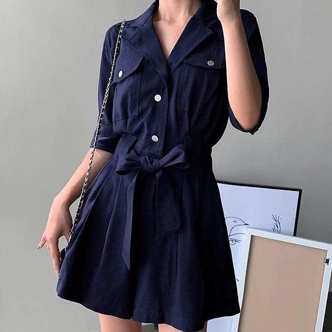 combishort bleu marine pour femme avec manches courtes et boutons, style élégant, idéal pour la saison estivale