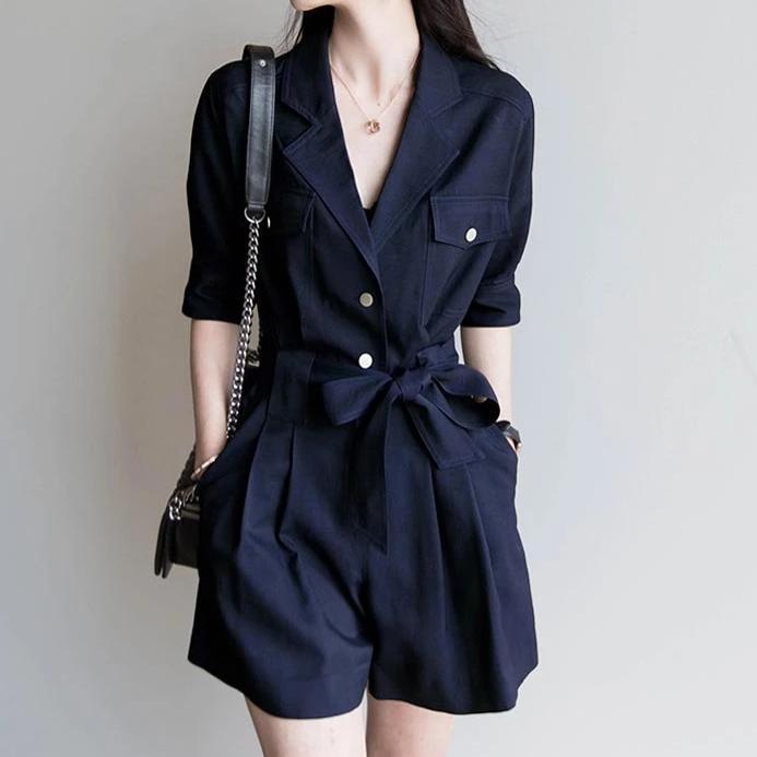Combishort bleu marine pour femme avec ceinture, parfait pour un look élégant et décontracté au quotidien