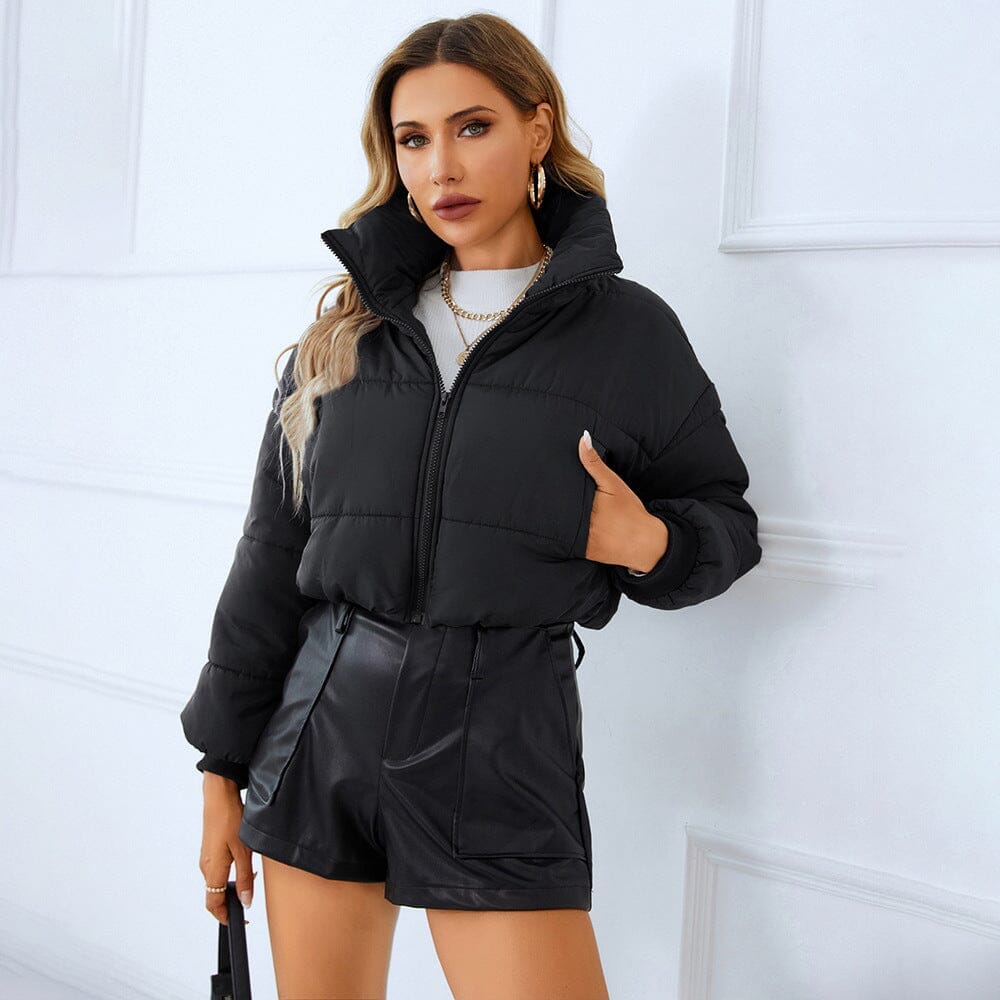 femme portant une doudoune courte noire louna, vêtement tendance et chaud pour l'hiver, idéal pour un style chic et décontracté