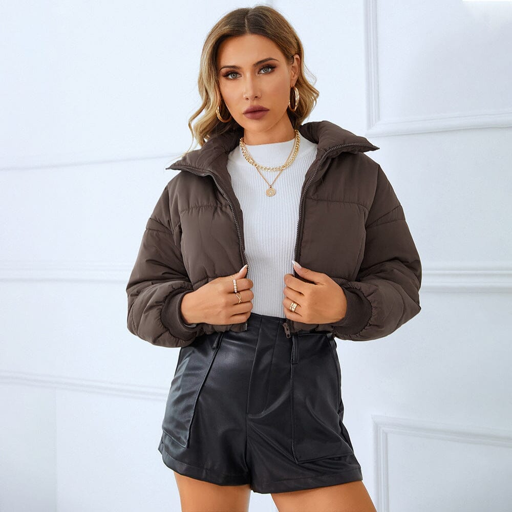 doudoune courte pour femme louna en brun, style tendance, portée avec un pull blanc et un short en similicuir noir