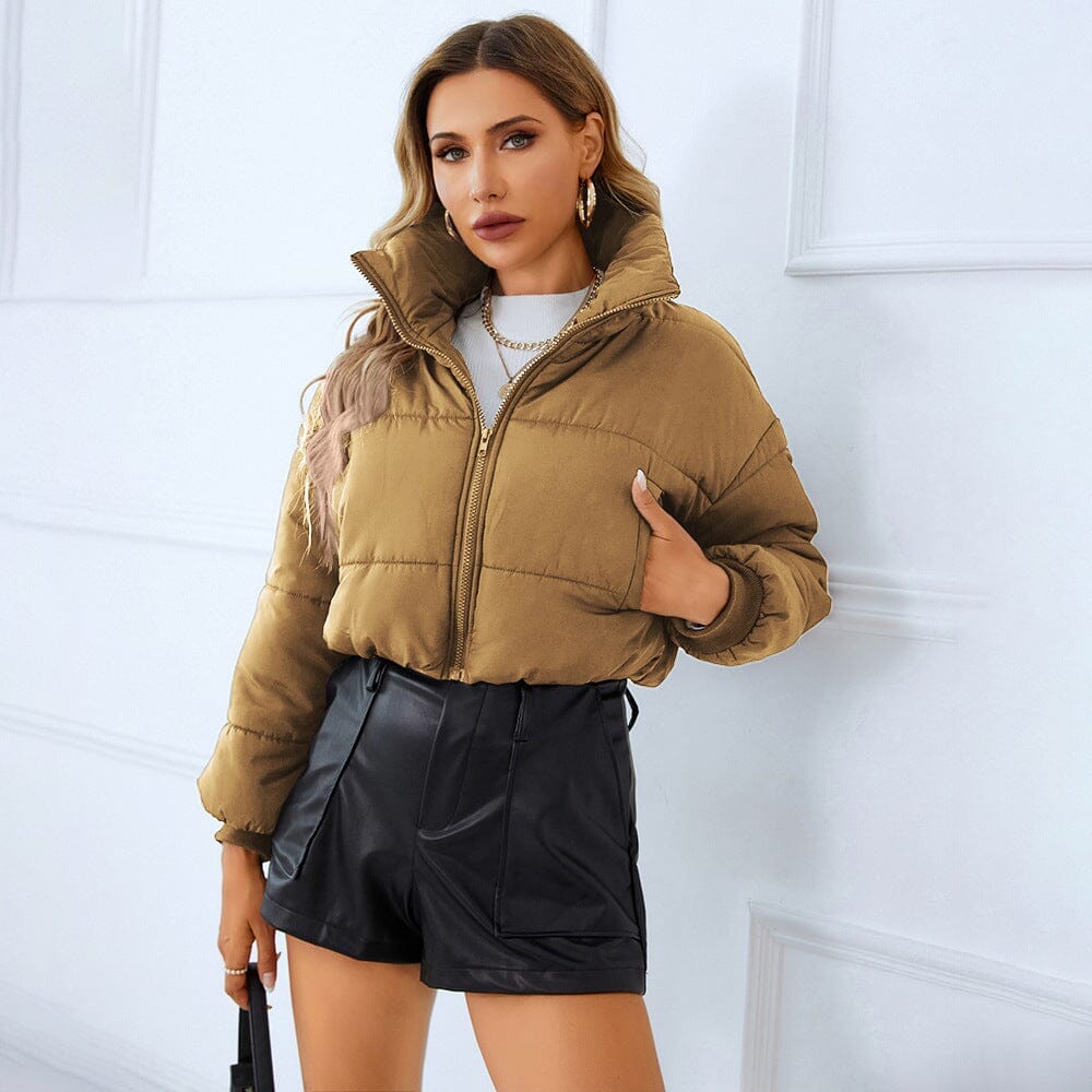 doudoune courte louna femme élégante et moderne, ajustée avec un col montant, idéale pour un look hivernal chic et tendance