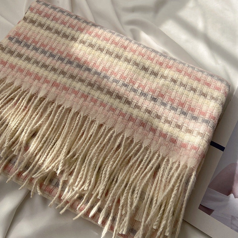 châle en laine cachemire doux avec franges, élégant et chaud pour l'hiver, motif rayé rose et beige sur une surface blanche de tissu