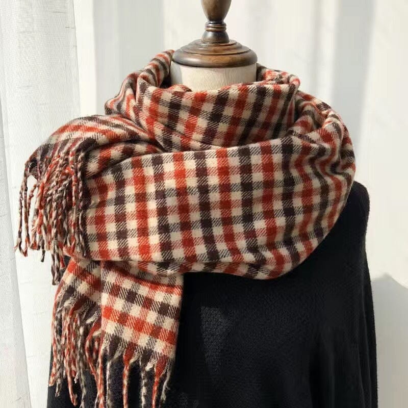 Écharpe en laine et cachemire à carreaux, modèle Léonie, aux tons chauds, idéale pour l'hiver, sur mannequin.