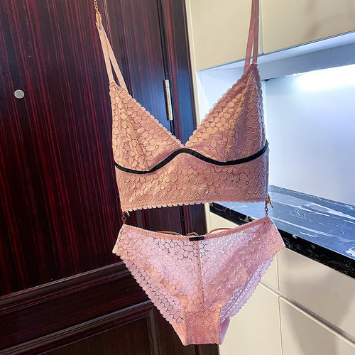 ensemble de lingerie rose en dentelle délicate avec des bretelles, modèle lola, idéal pour une allure élégante