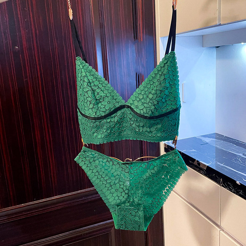 ensemble de lingerie verte en dentelle lola suspendu dans une salle de bain moderne, parfait pour les occasions spéciales