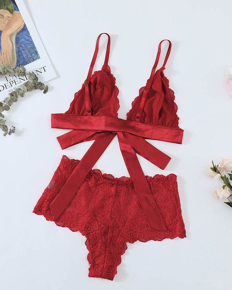 Ensemble lingerie en dentelle rouge élégant et sexy, parfait pour des occasions spéciales ou pour une touche de glamour au quotidien.