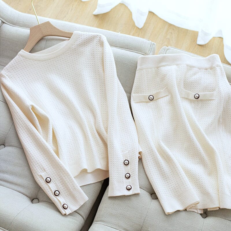ensemble jupe pull ava en maille blanche élégante avec boutons décoratifs pour un look chic et tendance