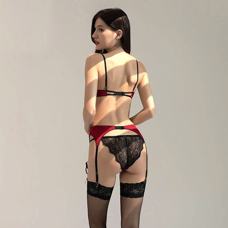 Ensemble lingerie noir et rouge en dentelle porté par une femme, idéal pour une allure séduisante et élégante.