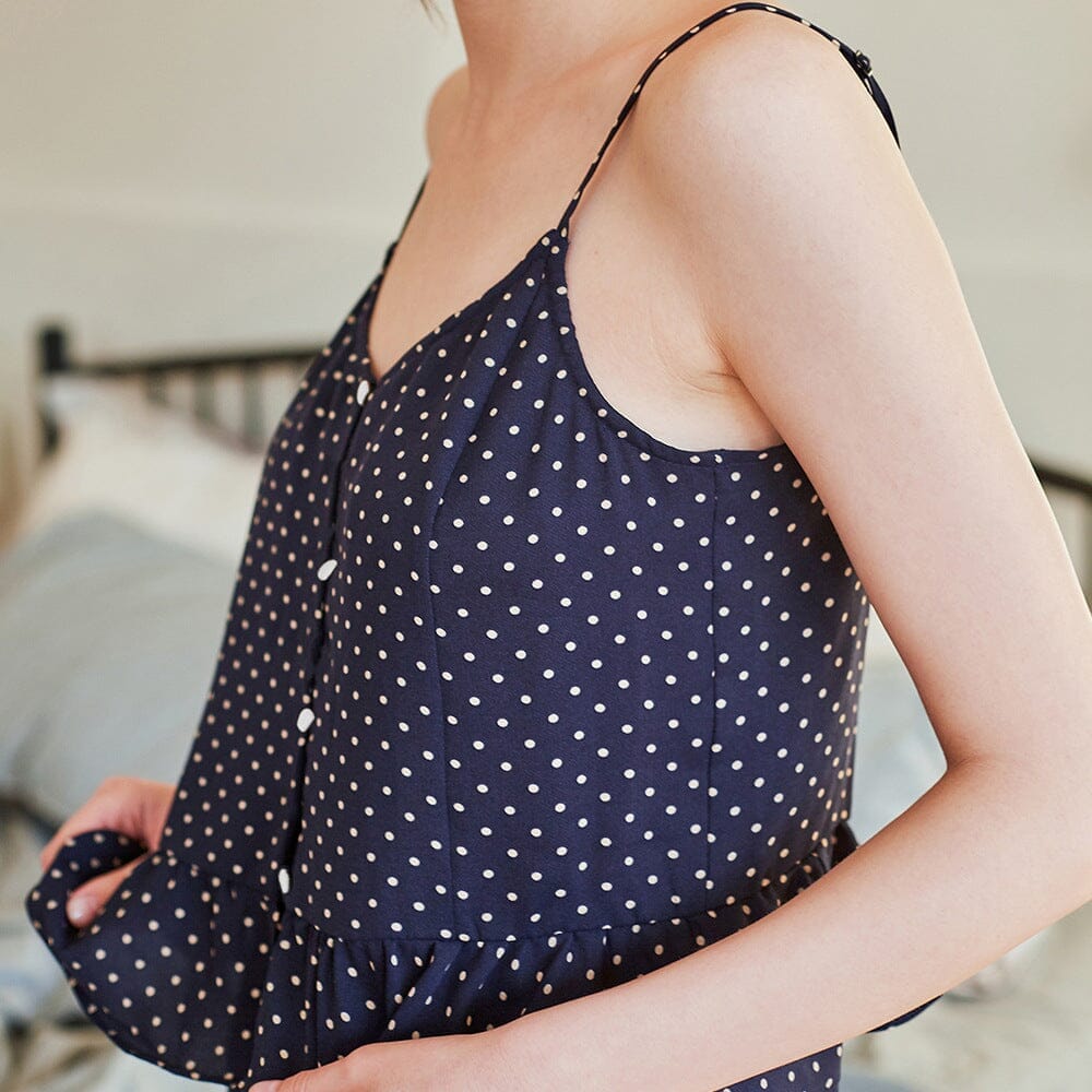 femme portant un ensemble pyjama à pois charline, confortable et élégant, parfait pour des nuits douces et stylées