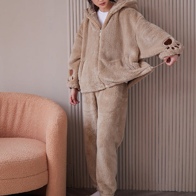 femme portant un ensemble pyjama polaire beige avec capuche et pantalons longs, élégant et confortable pour l'hiver