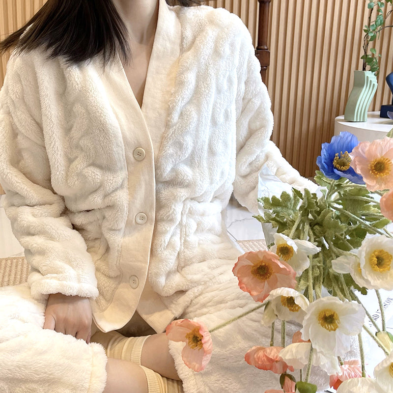ensemble pyjama femme hiver en molleton blanc avec motifs floraux en arrière-plan, idéal pour les nuits froides
