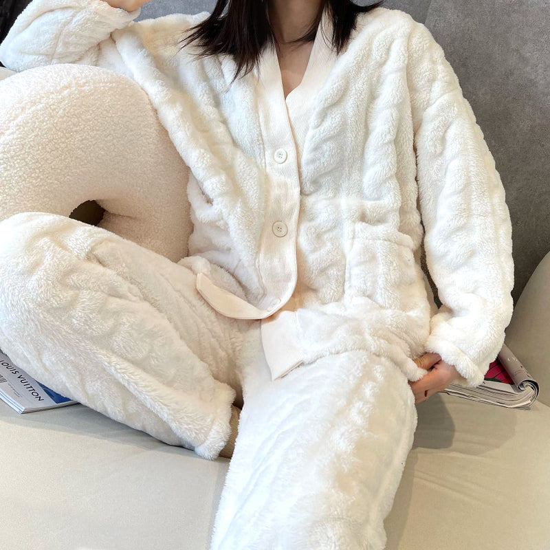 Pyjama d'hiver pour femme en tissu polaire blanc, offrant confort et chaleur idéal pour les journées froides de l'hiver.