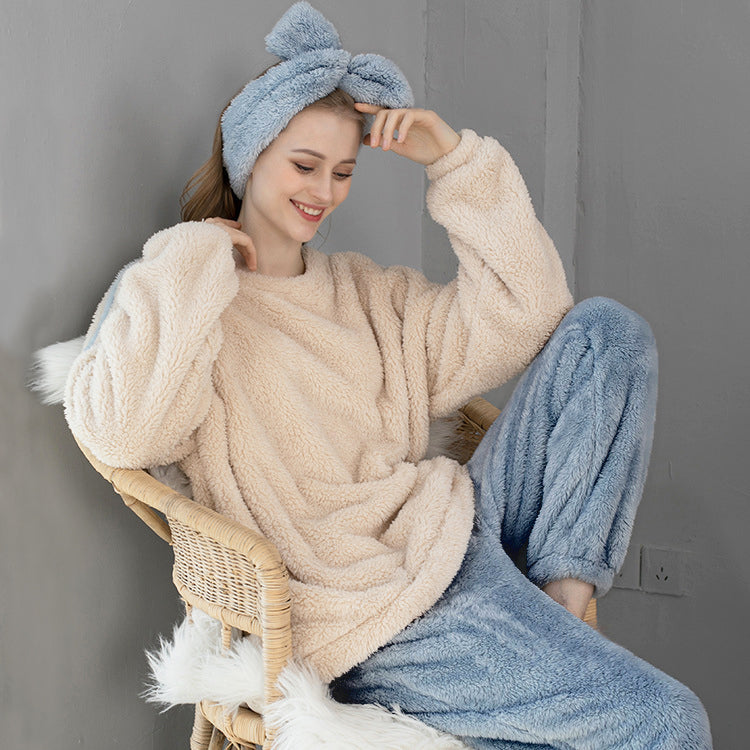 Femme portant Pyjama Moumoute - Lisa Bleu S-M - Les Petits Imprimés