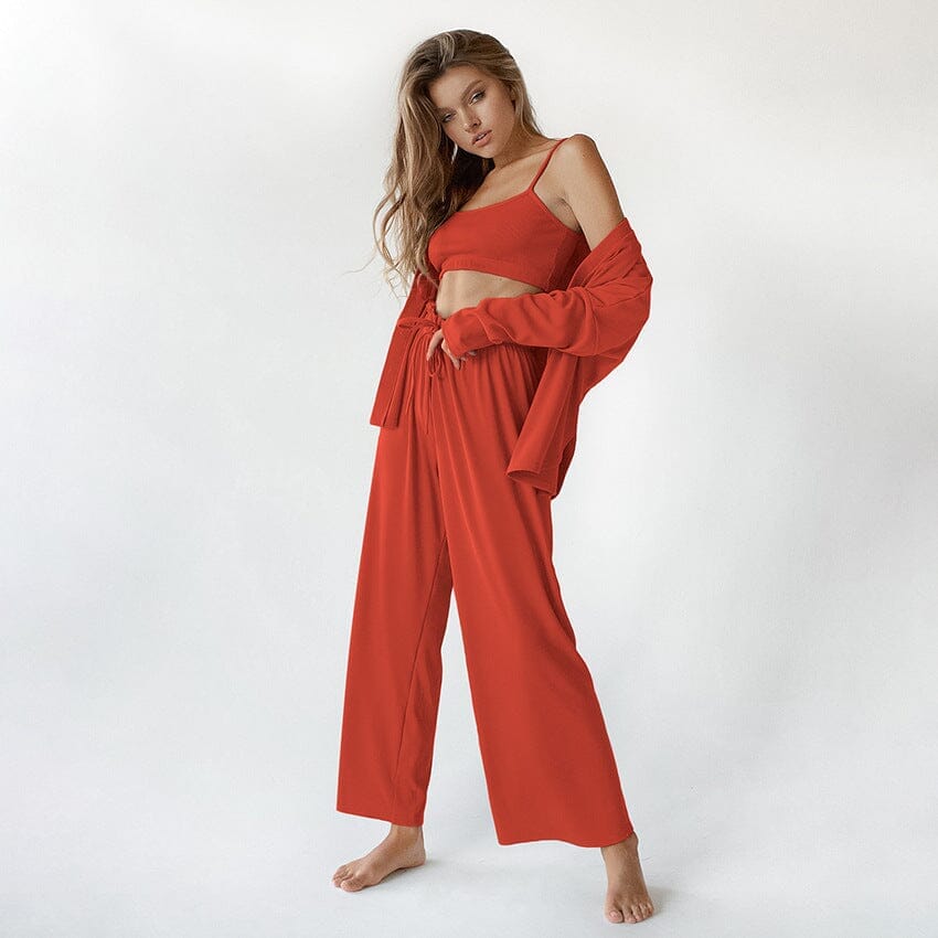 ensemble pyjama pantalon femme en satin rouge avec caraco assorti et veste ouverte pour une tenue de nuit élégante et confortable