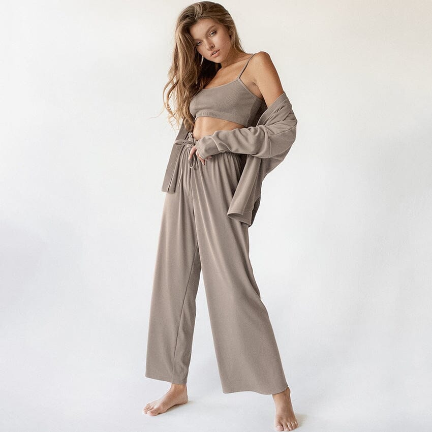 femme portant ensemble pyjama pantalon caroline confortable et élégant, composé de débardeur et pantalon ample