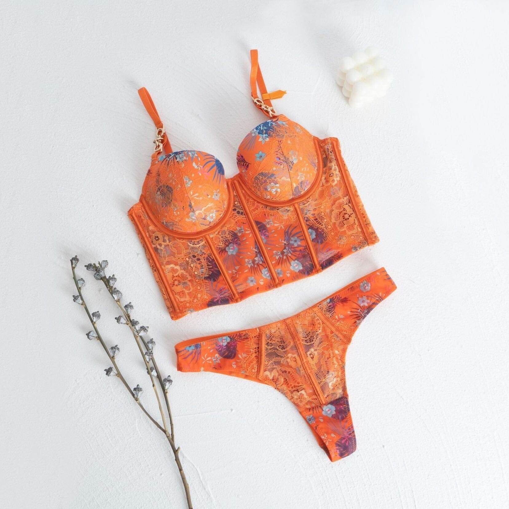 ensemble lingerie emie pour femme en dentelle orange avec motifs floraux, soutien-gorge et culotte assortis