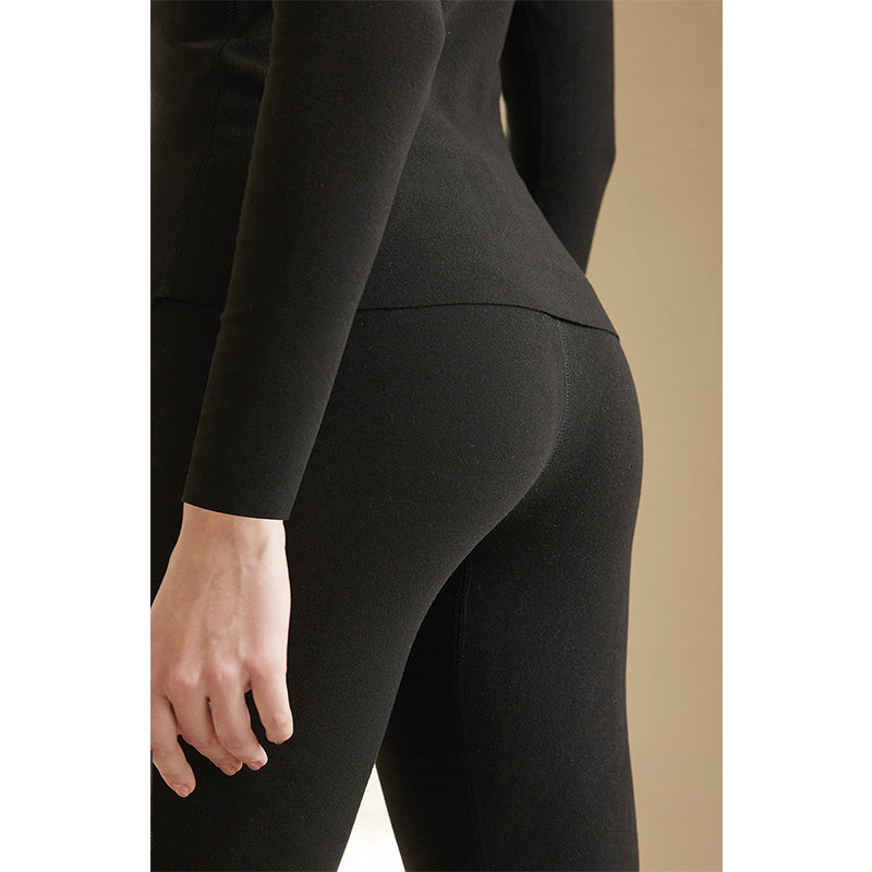 Ensemble de sous-vêtements thermiques pour femme, couleur noire, vue partielle du dos, idéal pour les temps froids et le confort.