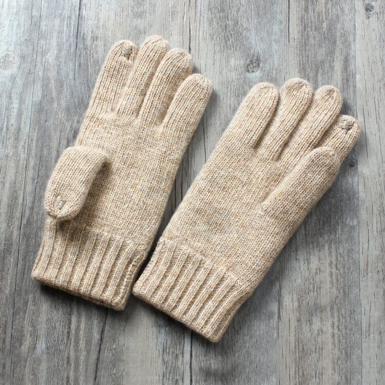 gants polaire tactiles femme en laine beige posés sur une surface en bois, parfaits pour maintenir les mains au chaud en hiver