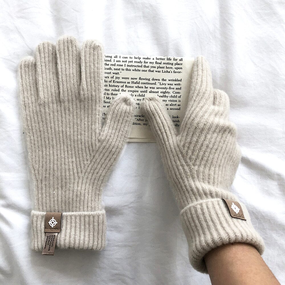 gants tactiles longs en laine beige sur une surface blanche, idéal pour une utilisation avec écran tactile en hiver