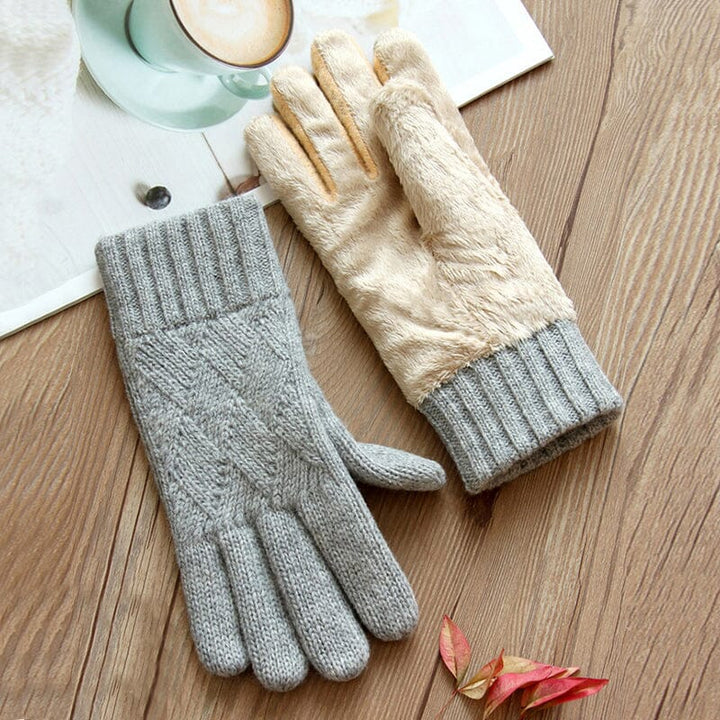 gants polaire tactiles pour femme gris et beige posés sur une table en bois avec une tasse de café se trouvant à côté