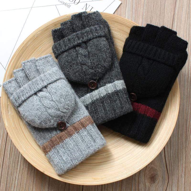 moufles mitaines doublure polaire pour femme, gants convertibles en gris, noir et marron dans un plat en bois.