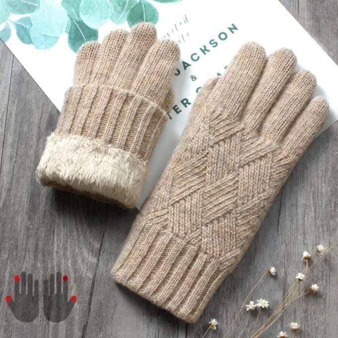 gants en polaire tactile pour femme avec motif en tricot et fourrure sur fond en bois et décorations végétales