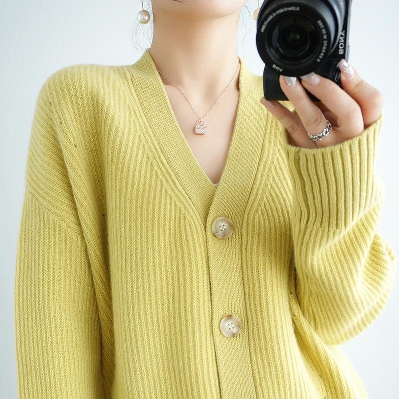 gilet ample boutonné en laine jaune pour femme, image montrant un gros plan de la texture et des boutons