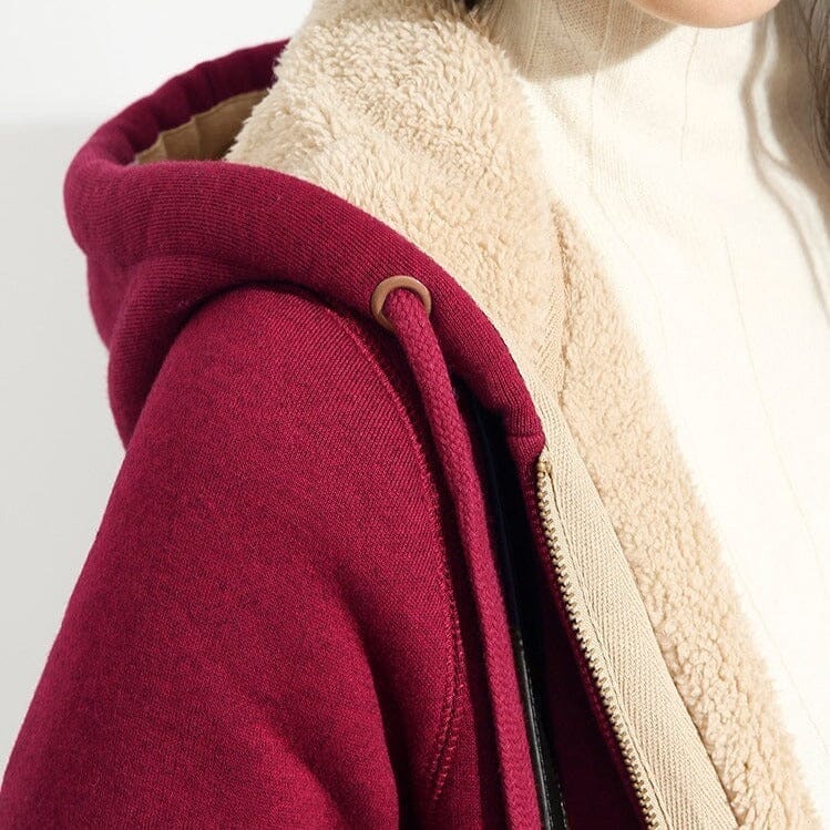 gilet fourré capuche helena rouge pour femme avec doublure en polaire beige testé en hiver pour confort optimal