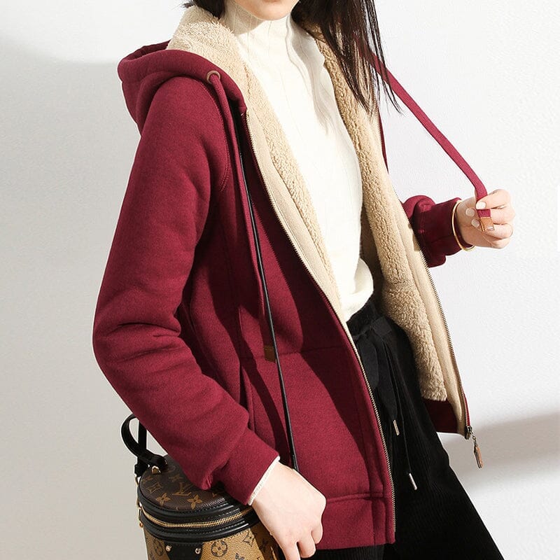 gilet fourré pour femme helena avec capuche en couleur rouge bordeaux et doublure beige, tenue d'hiver chic et confortable