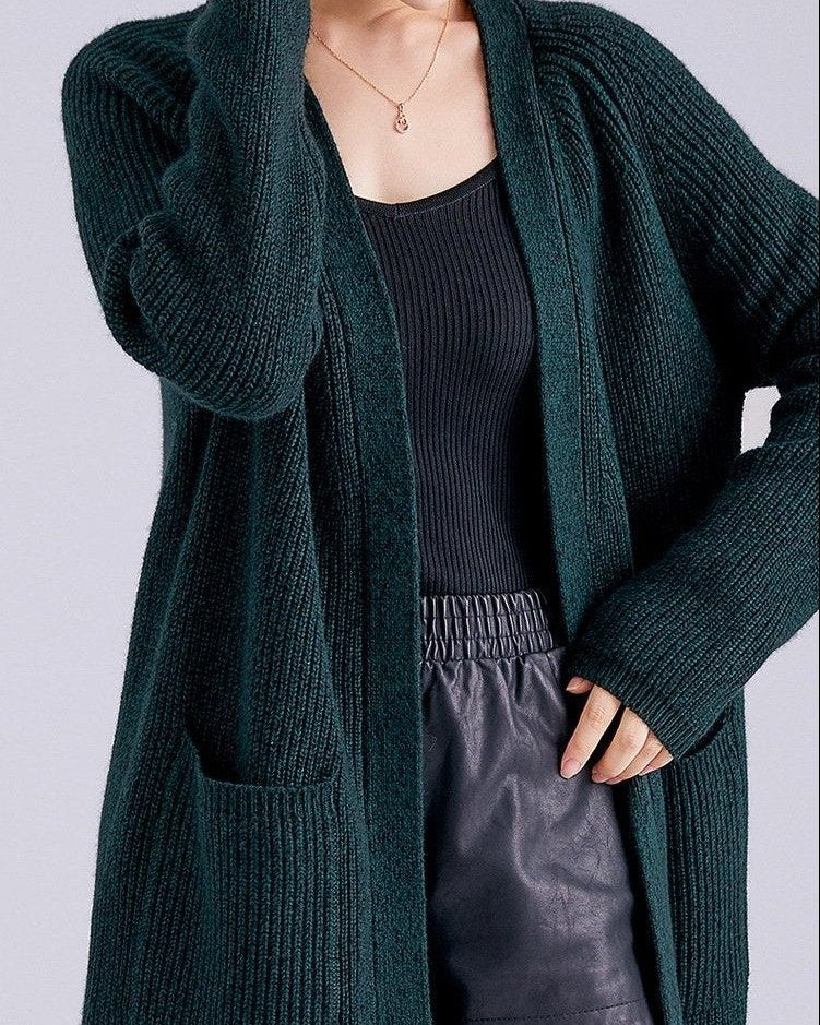 gilet long en laine et cachemire vert foncé pour femme, idéal pour un look cosy et élégant, avec poches avant pratiques