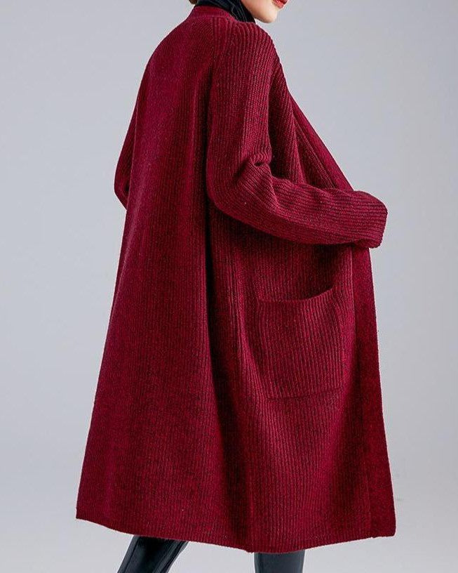 Femme portant un élégant gilet long en laine et cachemire de couleur rouge bordeaux, modèle Lyna.