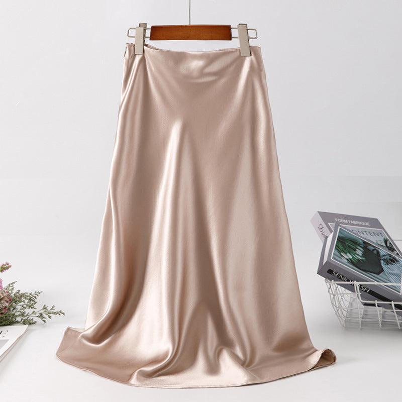 jupe longue en satin beige pour femme présentée sur un cintre, jupe élégante et fluide idéale pour occasions spéciales