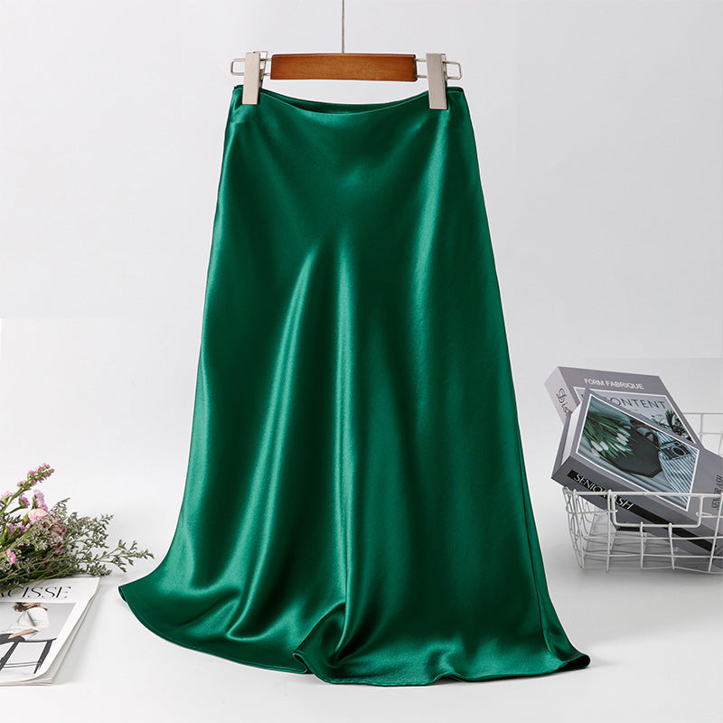 jupe longue en satin de couleur verte élégante, idéale pour des tenues chics et raffinées, avec une finition brillante