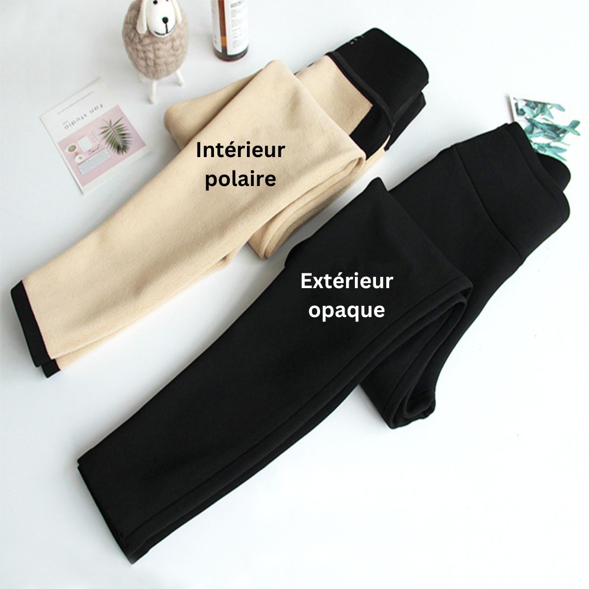 leggings polaires sculptants avec intérieur doux en polaire et extérieur noir opaque, modèle amélia présenté sur une table