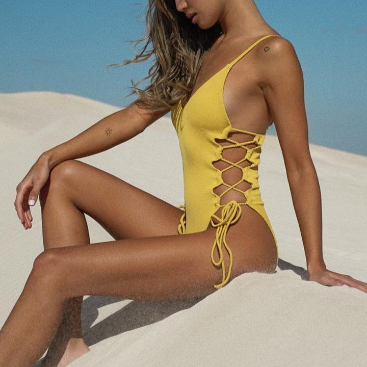 maillot de bain jaune pour femme lyana avec des liens latéraux, idéal pour la plage et les journées ensoleillées