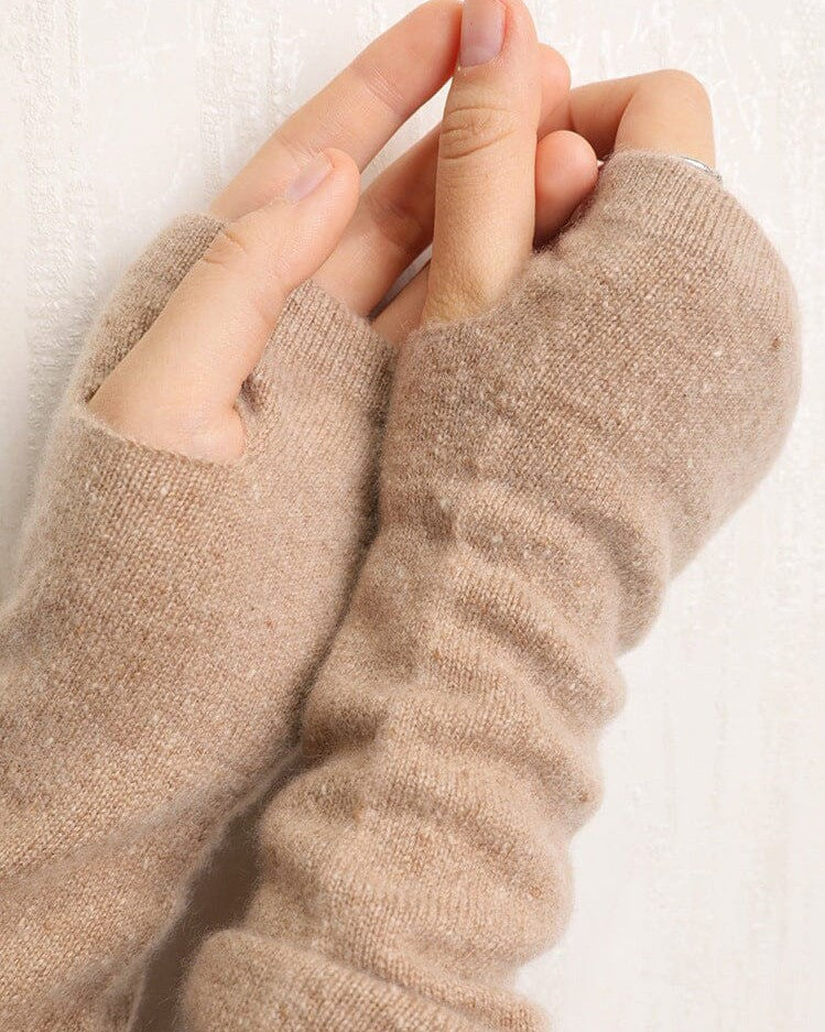 mitaines longues en cachemire beige, confectionnées en laine douce et chaude pour l'hiver, portées sur des mains délicatement jointes